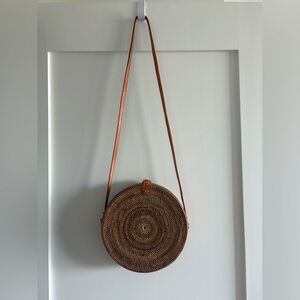 BEAUTIFUL STRAW ROUND CROSS BAG!